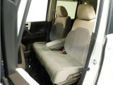 運転席と助手席は足元が繋がっているので自由に行き来しやすいので駐車場が狭いときでも助手席側からスムーズに乗り降りできて便利!