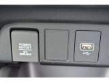 USBソケットがついていますのでコードを繋げばスマートフォンなどの充電が出来ます!