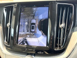 【360&deg;ビューカメラ】4台の高解像度カメラで360度の鳥瞰図を表示。隣の車や壁、死角にある障害物などを画面で確認できるため、狭いスペースでの駐車・出入りも安心です。