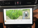 サラウンドカメラ(360&deg;カメラ)『車載のカメラを駆使し、車を真上から見下ろしている映像に変換、センターディスプレイに表示させ、安全な駐車をサポート。縦列駐車や狭い場所への駐車に大きく役立ちます。』