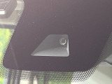 【エマージェンシーブレーキ】走行中に前方の車両等を認識し、衝突しそうな時は警報とブレーキで衝突回避と被害軽減をアシスト。より安全にドライブをお楽しみいただけます。