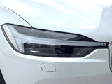 【LEDヘッドライト】明るく眩しいハイビームを先行車や対向車に照射しないオートハイビームを備えたLEDヘッドライト。北欧神話に登場するトールハンマーをモチーフにした、一目でボルボとわかるデザイン。