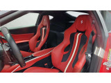 内装色はRosso Ferrariです。スペシャルステッチ(￥70,000) Biancoヘッドレスト(￥116,000)レザーインナーディテール(￥77,000)