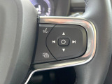 【ステアリングスイッチ】運転中、前方から目線をそらさずにオーディオ等の操作ができるよう、適切に配置されたスイッチ類。安心&快適なドライブを演出してくれる便利な機能です。