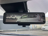 スマートルームミラー 後席に人が乗ってるときルームミラーが見えにくかったり、雨の日や夜間など後方確認がしにくいときにカメラオンで後方視界すっきり。 オフにすれば通常のミラーとしても使えます。