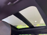 【大型サンルーフ】車内の解放感が一気に上がる大型のパノラマルーフ!季節を問わず開放的で快適なドライブをお楽しみいただけます。流通量も少なく希少価値の高い人気の装備です♪