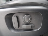 パワーシート『電動パワーシートですので運転中のシート調節も安全に行えます。微調整も可能ですのであなただけのドライビングポジションを実現します。』