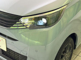【LEDヘッドライト】悪天候や夜間走行時も良好な視界を確保し安心して運転できる高輝度LEDヘッドライトを装備!点灯速度が早く、消費電力も抑えられています。
