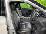 質感の高いシートでございます。使用感が出やすい運転席ですが、綺麗な状態を保っております。前席の状態は内装の状態を見る大きなポイントになると思いますので、是非一度、実際にご覧くださいませ。
