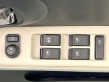 【電動格納ミラー】サイドミラーは電動格納式となっており、狭い駐車場でもキズがつくリスクを抑えられます。