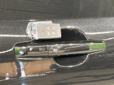 【キーレスエントリー】バッグやポケットからキーを取り出すことなく車にアクセスして、ロックとアラームを設定できます。 毎日の利便性をさらに高める機能です。