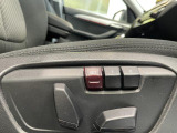 【メモリー機能付きパワーシート】運転手が代わってもボタン一つで設定ポジションに。常にご自身のドライブ設定が整います。