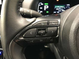 ステアリングスイッチ付きで、運転中に視線を前に向けたまま操作できます。