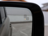 【ブラインドスポットモニター】左右斜め後ろを平行して走る車を認識し、車線変更の際に危険を察知するとドライバーへ警告を促します。夜・雨・トンネル内など走行時の環境が悪い時ほど頼りになる安全装置です。