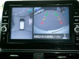 リバースにシフトするとまるで上空から見下ろしているような感じにインテリジェントルームミラーに映し出します