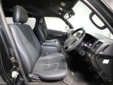 ゆったり室内で運転もしやすいです♪使い勝手の良い配置も考えられています!!