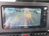 ★バックカメラ装備★「R」の位置にすると、自動的に後方の様子をカラー画像(車幅/距離/予想進路線表示機能付)で表示。バックの際の安心感を高めます★