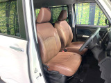 運転席まわりには十分なスペースがあり、大柄な方でもゆったり運転していただける環境です。