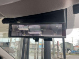 スマートルームミラーは、車両後方に設置されたカメラの映像を、ルームミラーに映し出すことで、死角をなくし、安全性を向上させることができます。また、夜間や雨天時でも、クリアな映像を映し出すことができます。