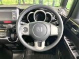 インテリアに合わせたデザインのステアリングは、運転される方のことも考え、運転しやすい形状、大きさです。是非一度、実際に触ってお確かめください。