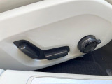 【メモリー機能付きパワーシート】ドライバーごとに設定したシート位置を記憶して、ボタン一つで切り替えできる便利な機能!運転する方が複数名いらっしゃるご家庭におすすめです。