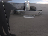 【キーレスエントリー】バッグやポケットからキーを取り出すことなく車にアクセスして、ロックとアラームを設定できます。 毎日の利便性をさらに高める機能です。