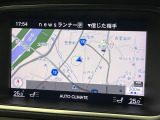 ボルボ独自のドライバーインターフェイス「ボルボ・センサス」と組み合わせる純正 HDD ナビゲーションシステム。ステアリングスイッチによる操作に対応しており、走行中も安全に使用できます。