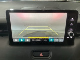 【バックカメラ】運転が苦手な方も車庫入れラクラクです!ギアをリバースに入れれば自動的に切り換わりますので、面倒な操作は不要です♪狭い駐車場もお車を傷つけず安心ですね!