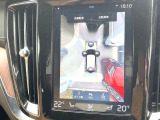 【360&deg;ビューカメラ】4台の高解像度カメラで360度の鳥瞰図を表示。隣の車や壁、死角にある障害物などを画面で確認できるため、狭いスペースでの駐車・出入りも安心です。