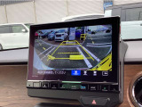 【バックカメラ】運転が苦手な方も車庫入れラクラク。ギアをリバースに入れれば自動的に切り換わりますので、面倒な操作は不要です。狭い駐車場も大切なお車を傷つけず安心です。