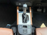 【コンソールスイッチ類】燃費運転をサポートするECONモードや、アイドリングストップオフのスイッチを中央に配置!ボタンの擦れや傷もなく綺麗な状態で、先進コンパクトカーらしい高い機能性が魅力です。