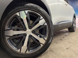 ●純正18インチアルミホイール:輸入車ならではの卓越した走りを支えるホイールと足回りです!日本車の走りに慣れている方にもぜひ体感して頂きたいほど、高いレベルでまとまっています!