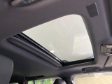 【サンルーフ】開放感たっぷりの希少装備、サンルーフが装着されています!車内に明かりを取り入れたり景色を楽しむ以外にも、車内の空気も簡単に換気できて快適です!