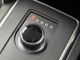 ドライブセレクター・ロータリーシフターでございます。イグニッションをONにするとセレクターが浮かび上がってきます。エンジン停止時は格納されます。