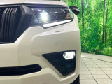 【LEDヘッドライト】悪天候や夜間走行時も良好な視界を確保し安心して運転できる高輝度LEDヘッドライトを装備!点灯速度が早く、消費電力も抑えられています。