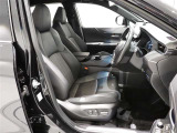 運転席はパワーシートで微妙なポジション調整も可能です!