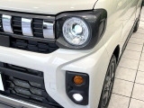 【LEDヘッドライト】悪天候や夜間走行時も良好な視界を確保し安心して運転できる高輝度LEDヘッドライトを装備!点灯速度が早く、消費電力も抑えられています。
