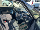 乗り降りのしやすい運転席シートです
