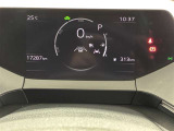 一目で今出ている速度が分かるデジタルメーターを採用しており、うっかりのスピード超過も減りますよ