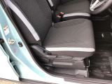 運転席シートリフター!ご自分の好きなシートポジションが取れるので運転が楽しくなりますし疲れにくいです。