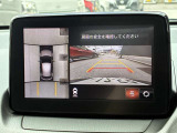 真上から見下ろすような映像で、車庫入れや縦列駐車時に、自車と駐車位置の関係をひと目で確認でき、スムースな駐車をサポート。