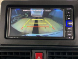 ディスプレイに後方の視界を表示し、車庫入れをサポート「距離目安線」「車幅延長線」およびステアリング操作に連動する「予想進路線」を画面に表示します。※必ず車両周辺の安全を直接確認してください。