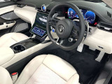 握るものを『興奮』へと導くステアリング。レースで培ったハイパフォーマンスなドライビングを体験。