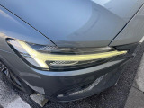 【LEDヘッドライト】ハイビームを先行車や対向車にあてず、その両サイドではハイビーム照射を維持。見える範囲が段違いに広くなりました。北欧神話に登場するトールハンマーをモチーフにデザイン。