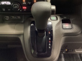 CVT車のセレクトレバーです。低速から高速まで、変速ショックのないスムーズな走りと、エンジン効率のよい領域を維持して燃費にも貢献します。サイドブレーキはスイッチ操作の電子制御パーキングブレーキです。