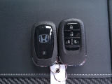 スマートキー付。キーを取り出さなくてもドアロックの施錠・開錠、エンジンの始動が出来ます。雨の日や荷物の多い日にとても便利ですね。