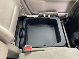 【助手席下収納】