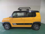 アウトドア用ルーフキャリアが付属する車両です。