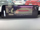 車体の前後、左右ドアミラーにカメラを配置し、車両を上から見たように画像を映し、見えない部分の危険察知をサポートします。フロントビュー、リアビュー、サイドビューの切り替えも可能です。
