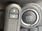 【キーフリーシステム】カバンやポケットに入れたままでもドアの施錠・解錠が可能なスマートキーを装備。エンジンのオン・オフ時もカギを取り出す必要が無いからとっても便利です♪